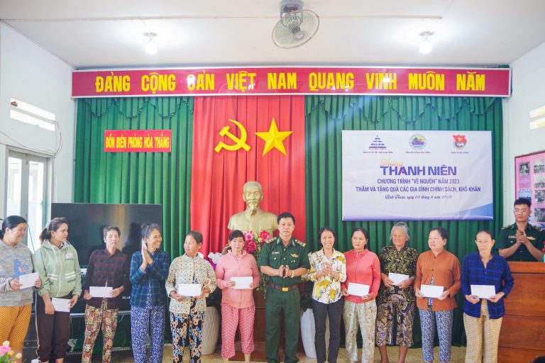 Chương trình “Về nguồn” Năm 2023 thăm và tặng quà các gia đình chính sách, khó khăn