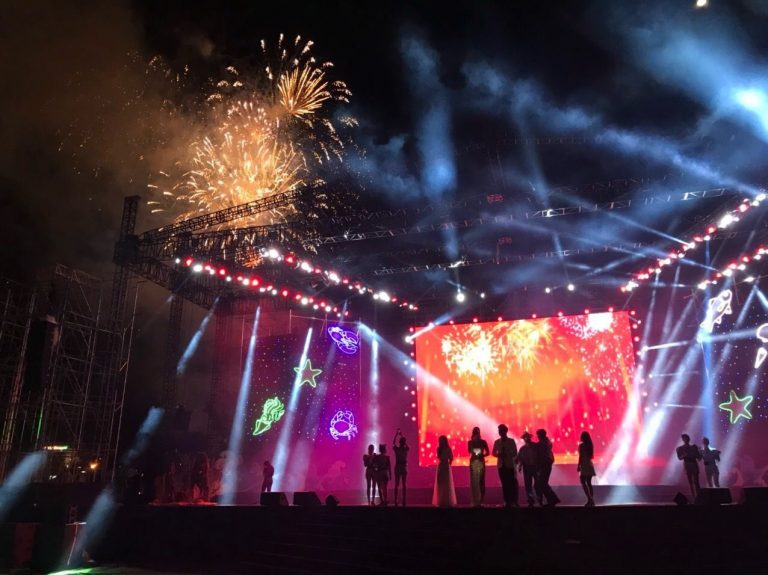 Hàng ngàn người dân chào đón năm mới 2024