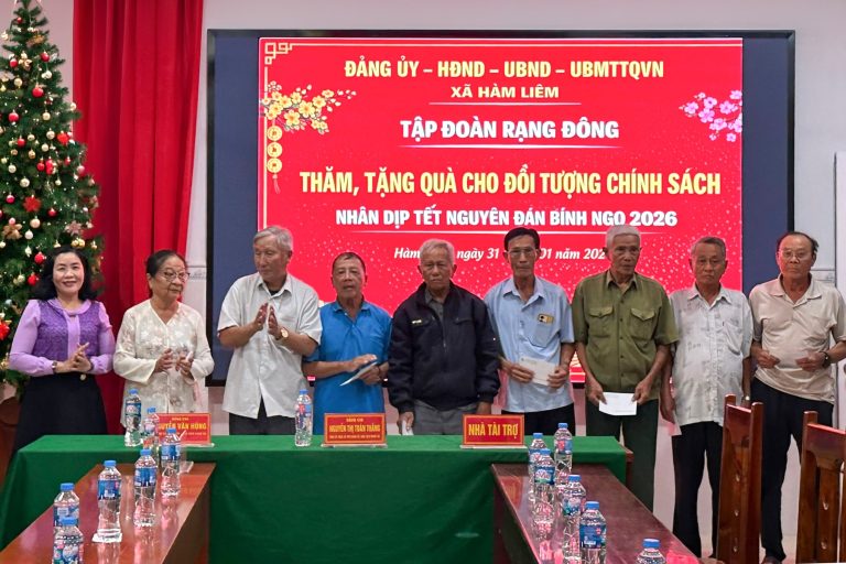 Hơn 800 phần quà tặng hộ nghèo, khó khăn xã Hàm Liêm, Sông Lũy
