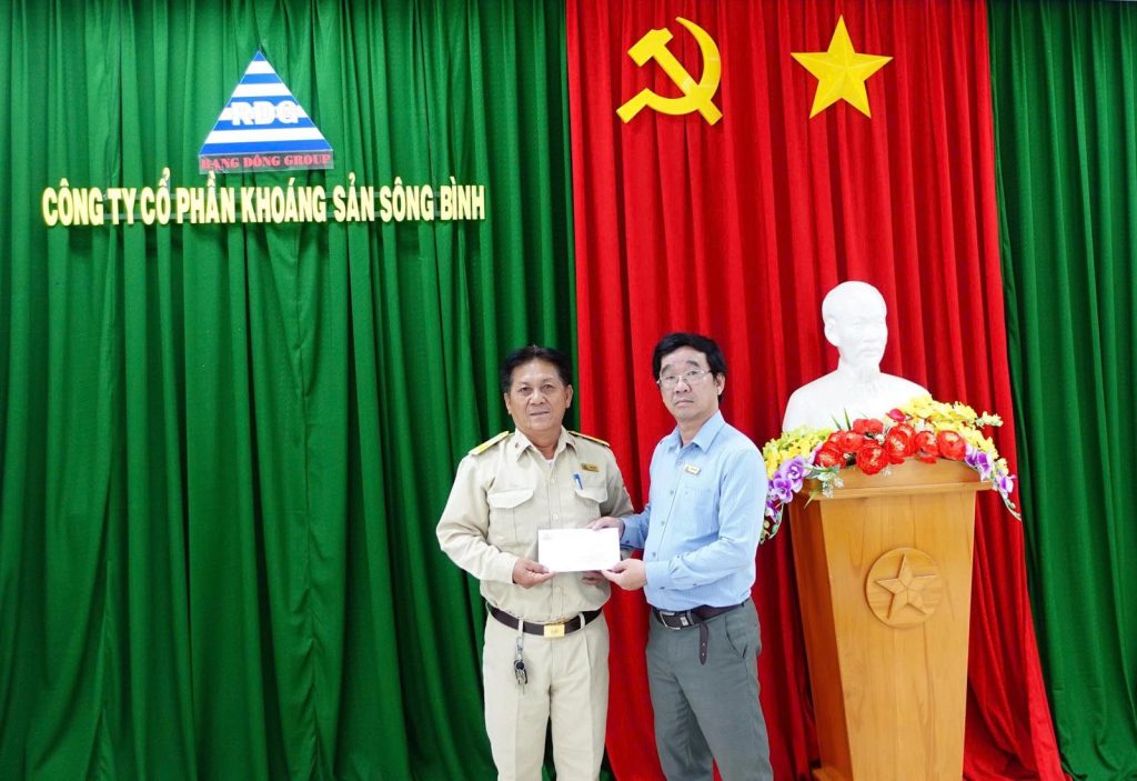 Đại điện Ban lãnh đạo Công ty Khoáng Sản Sông Bình tặng quà cho Ông Phạm Bằng là thương binh hiện là nhân viên bảo vệ Công ty