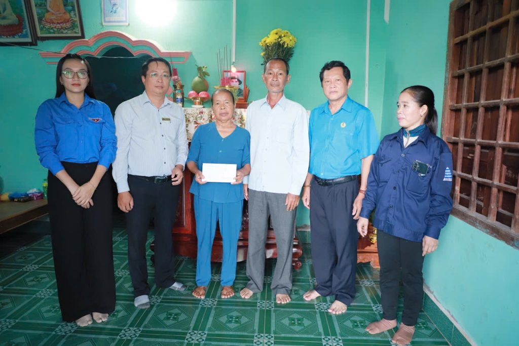 Đại điện Ban lãnh đạo, các tổ chức Đoàn thể Công ty cổ phần Khu nghỉ dưỡng Sinh thái Rạng Đông đến thăm và tặng quà gia đình liệt sĩ Nguyễn Văn Hổ (Ba ruột của bà Nguyễn Thị Hận - Công nhân cây xanh)