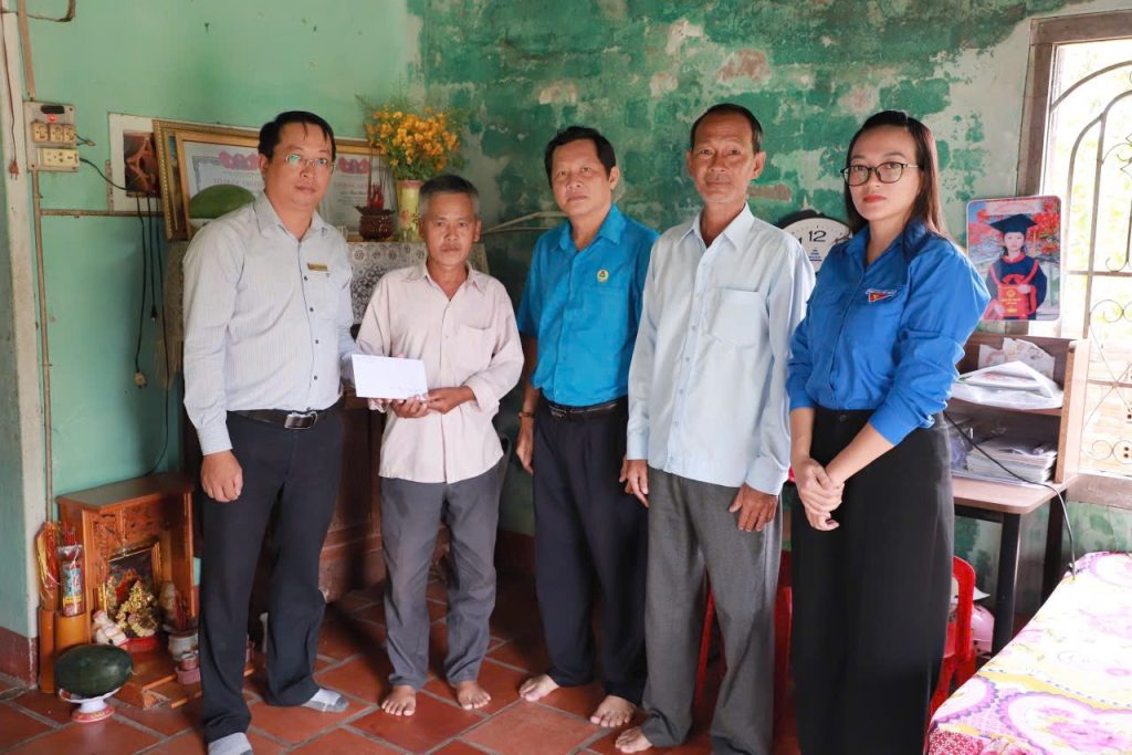 Đại điện Ban lãnh đạo, các tổ chức Đoàn thể Công ty cổ phần Khu nghỉ dưỡng Sinh thái Rạng Đông đến thăm và tặng quà gia đình liệt sĩ Phan Văn Ngư (Ba ruột của ông Phan Văn Nghĩa – Trưởng ca bảo vệ)