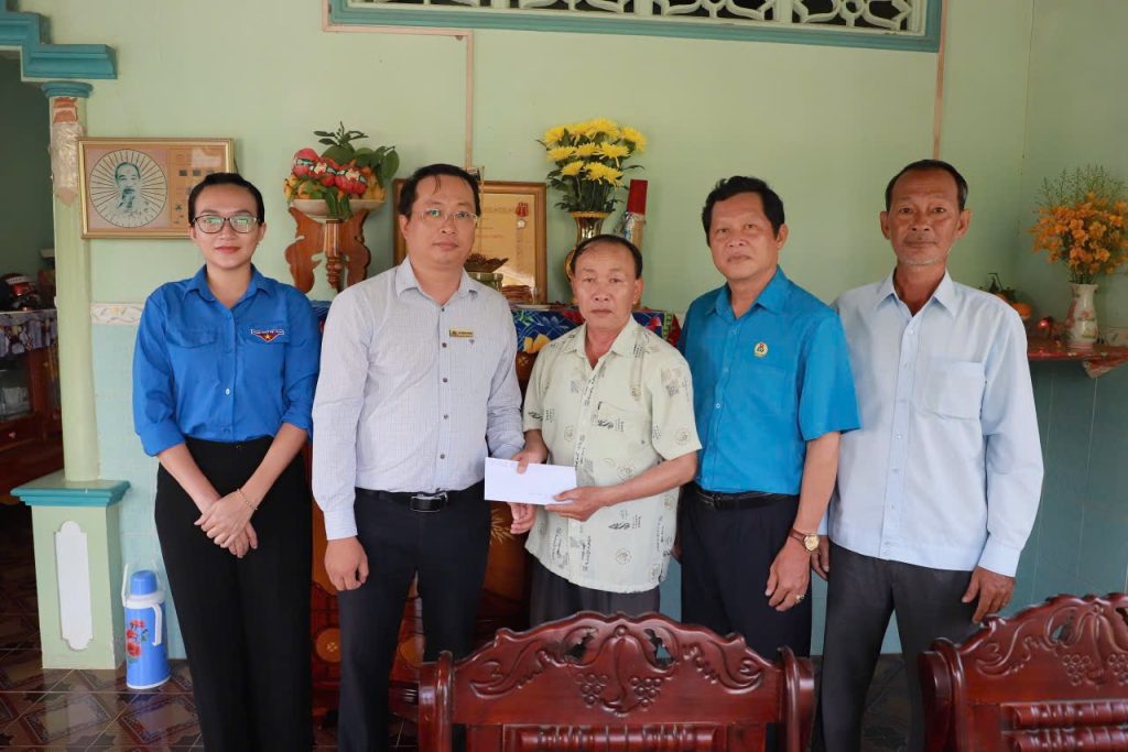 Đại điện Ban lãnh đạo, các tổ chức Đoàn thể Công ty cổ phần Khu nghỉ dưỡng Sinh thái Rạng Đông đến thăm và tặng quà gia đình liệt sĩ Phạm Văn Giỏi (Ba ruột của ông Phạm Văn Lâm - nhân viên bảo vệ)