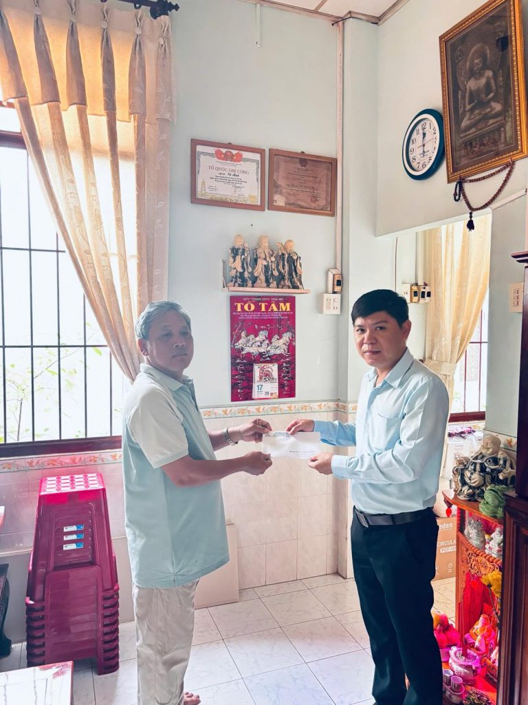 Đại điện Ban lãnh đạo, Công ty TNHH TM Tân Quang Cường đến thăm và tặng quà gia đình liệt sĩ Vũ Minh (Ba ruột của ông Vũ Minh Phương - nhân viên bảo vệ)