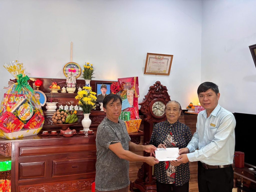 Đại điện Ban lãnh đạo, Công ty TNHH TM Tân Quang Cường đến thăm và tặng quà gia đình liệt sĩ Đỗ Trọng Mạc (Ba ruột của ông Đỗ Trọng Thư - nhân viên khai thác)