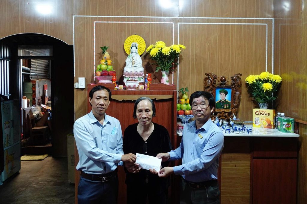 Đại diện Ban lãnh đạo Công ty Khoáng sản Sông Bình thăm và tặng quà cho gia đình Liệt sĩ Nguyễn Văn Ách (Ba ruột của Ông Nguyễn Văn Nam - Công nhân vận hành nhà máy Sông Bình)