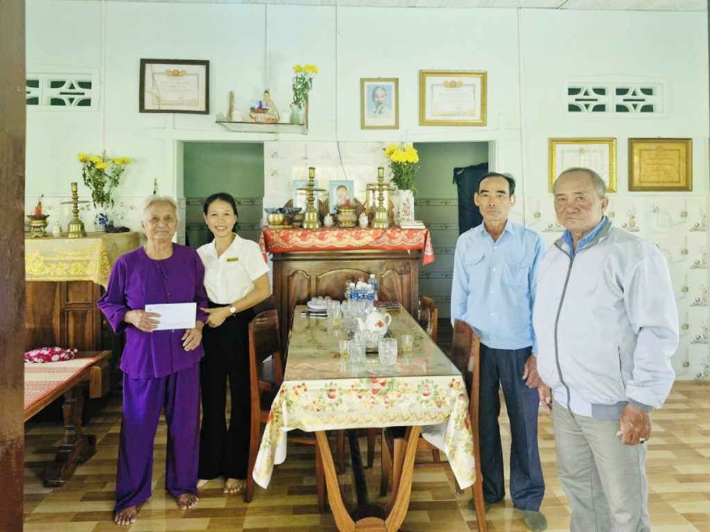 Đại diện Ban lãnh đạo, tổ chức Đoàn thể Công ty Cổ phần Rạng Đông đến thăm và tặng quà cho gia đình Liệt sĩ Nguyễn Văn Ly 